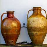 Una verandina ripara una serie di oggetti contadini, tra cui due �capasoni�, antiche giare in terracotta per la conservazione di vino o olio